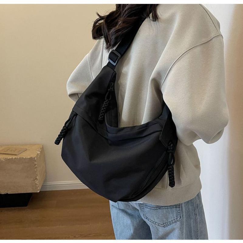 Large Capacity Casual Dumpling Crossbody Bag: Trendy Commute & Travel Shoulder Bag for Women