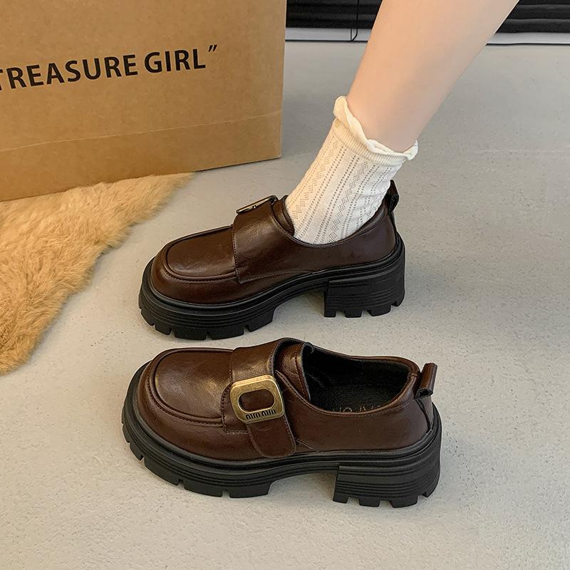 

Кожаная платформа бархатные новые лоферы женские осенние в британском стиле круглый носок увеличивающие рост маффины одинарные туфли черные маленькие кожаные туфли 40 коричневый