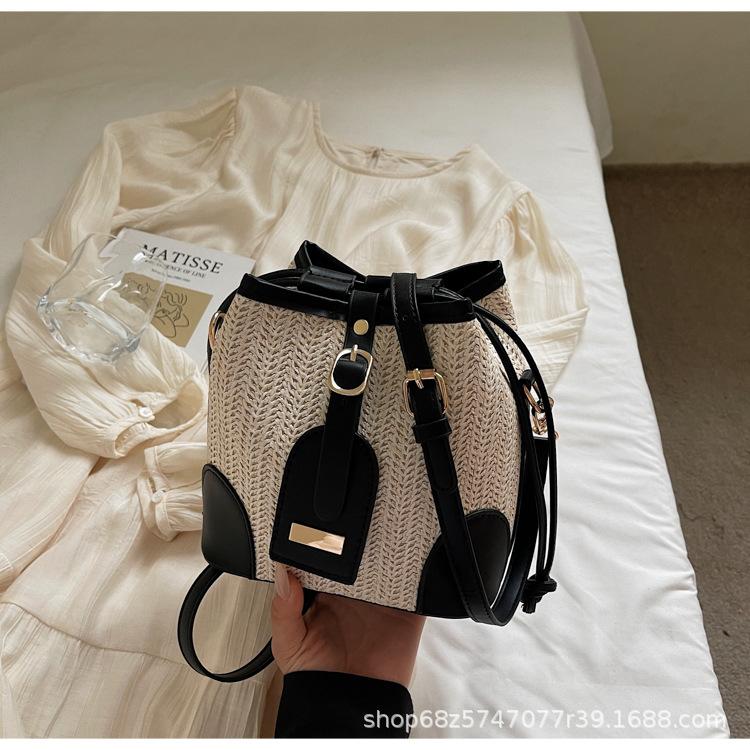 Контрастная плетеная сумка-ведро корейская версия 2025 новая модная сумка-мессенджер соломенная плетеная нишевая ретро универсальная сумка-мессенджер женская