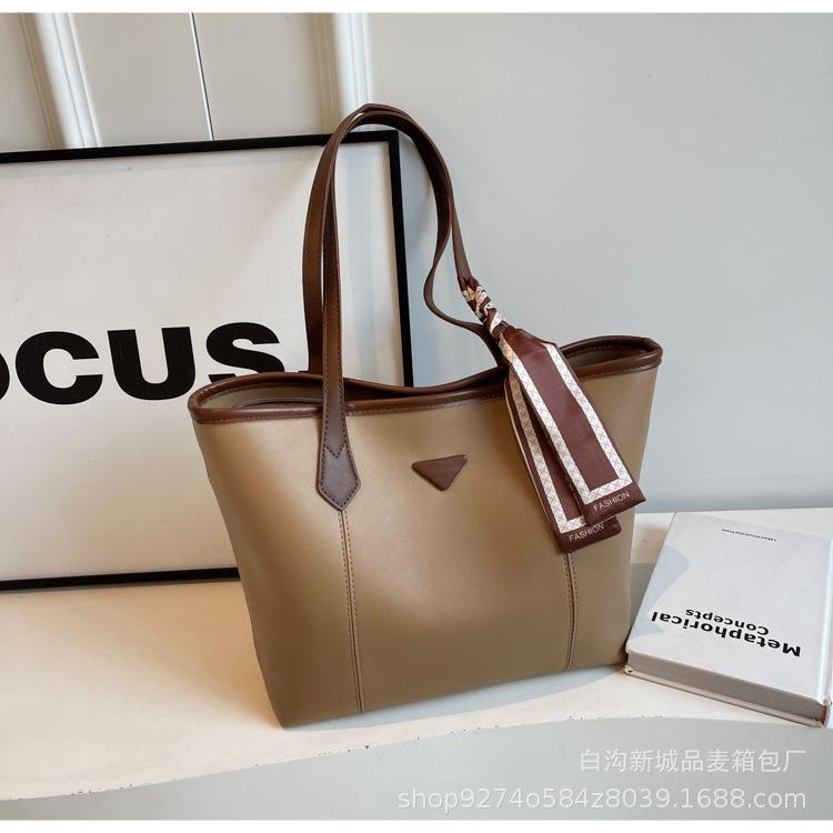 

Premium sense retro commuter large-capacity bag 2025 new women s bag popular foreign versatile shoulder bag tote bag хаки