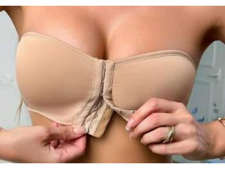 Trägerloser Bandeau-BH mit Frontverschluss: Nahtlos, ohne Polster oder Bügel, perfekt für Hochzeitskleider.