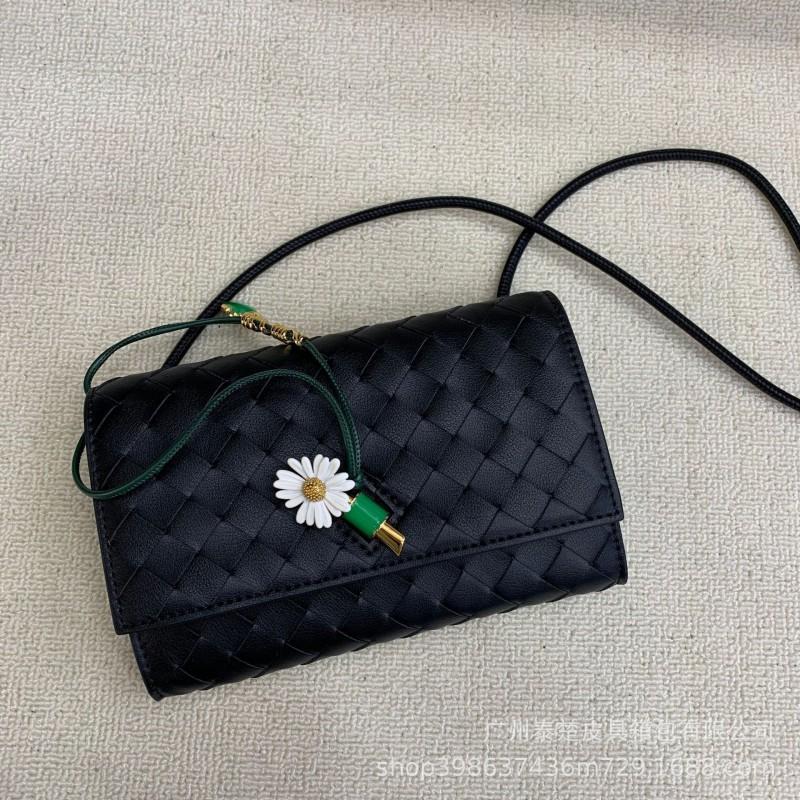 

Hand-knitted Cross-body Bag Women With Small Daisies Flower Decoration Fashionable All-matching Mobile Phone Genuine Leather Single Shoulder 19x12x4 Do not return the correct LOGO чёрный