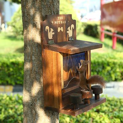 Eichhörnchenfutterspender mit 3 kleinen Hockern, Outdoor-Aufhängung, Haustierfutter-Aufbewahrungsbox, Eichhörnchen-Picknicktisch-Futterspender für Gartendekoration