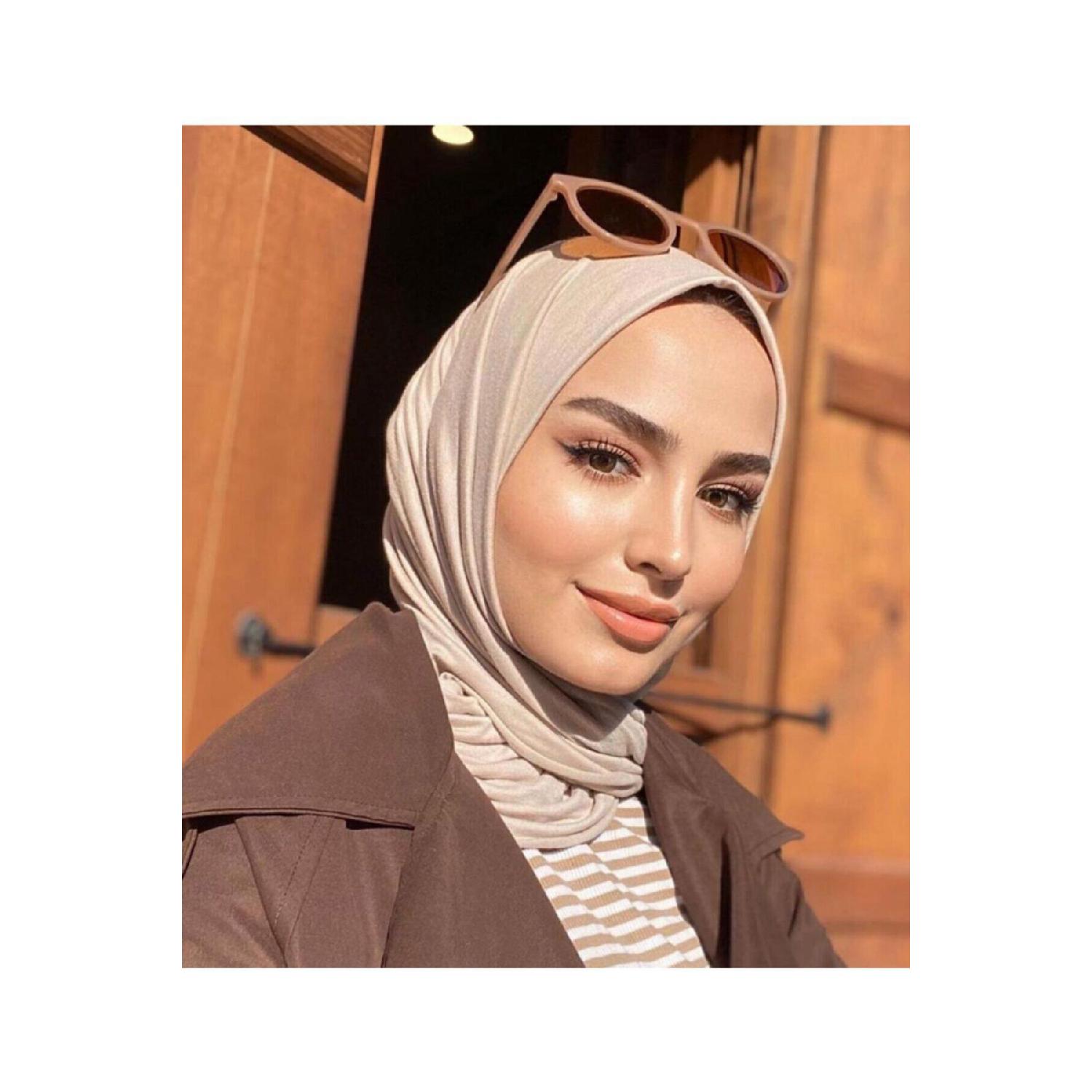 

Платок из чесаного хлопка в хиджабе Модель-латте 70 x 190