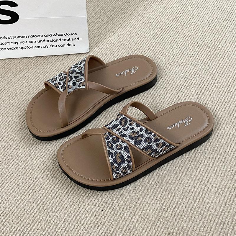 Fashion slippers women's summer wear leopard print versatile flat bottom non-slip schoolgirl fashion soft bottom beach cool slippers