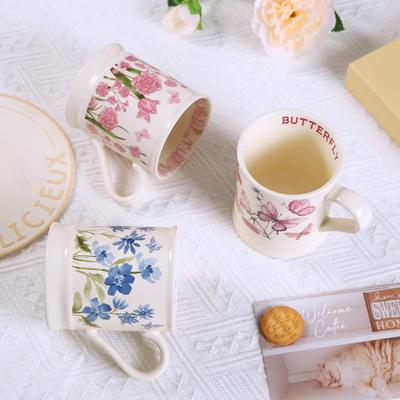 Tazza da Caffè in Ceramica da 380ML Stile Retrò Vintage Floreale Tazze da Bevanda con Motivo Floreale e Farfalla Dipinto a Mano Tazza da Tè con Manico Regalo per Donne Ragazze