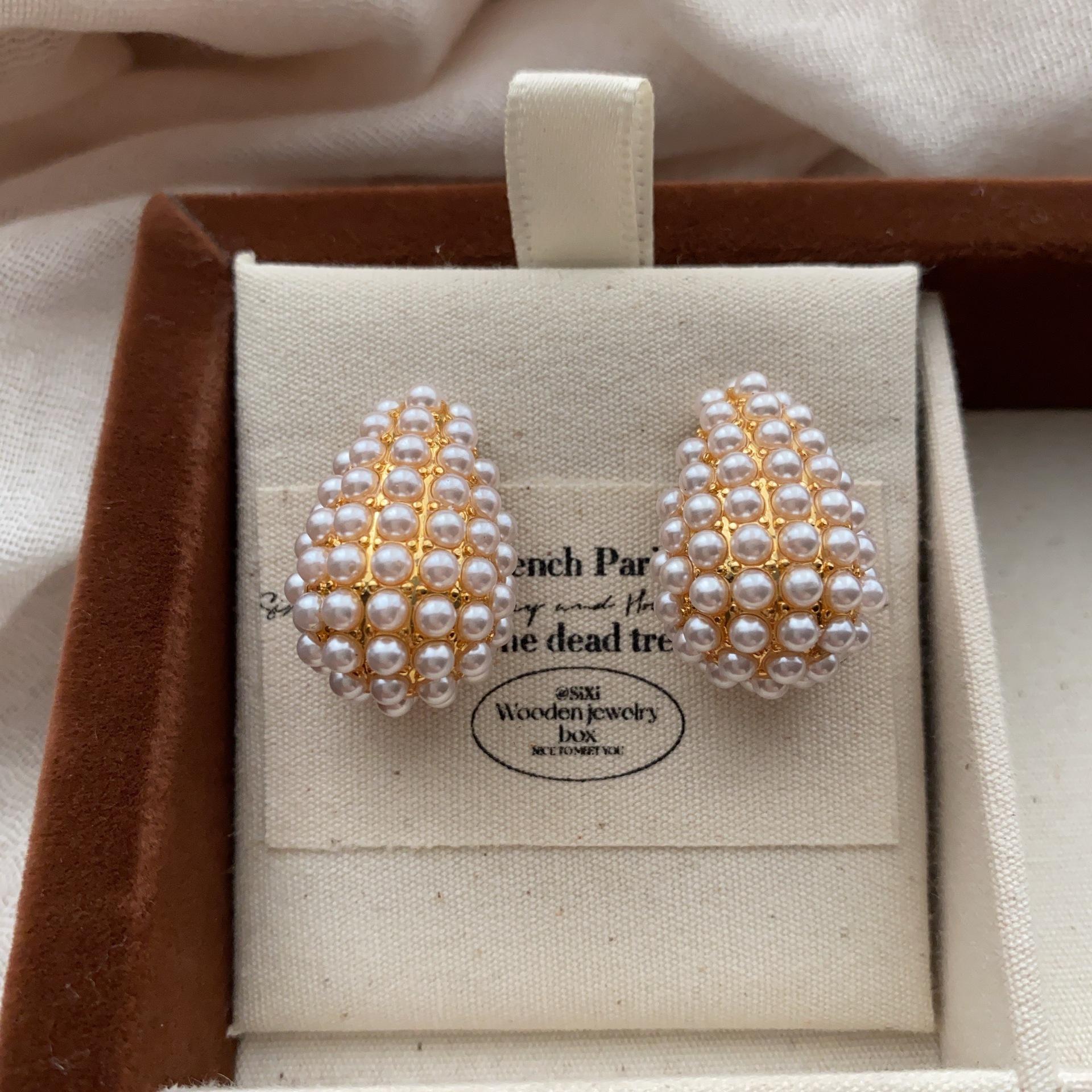 

Classic water drop-shaped pearl inlaid earrings, earrings, fashionable niche design, high-end sense, elegant and exquisite retro earrings.