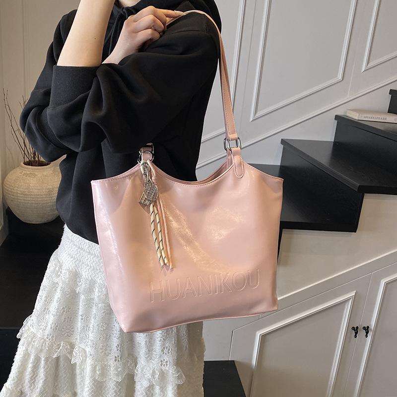 Fashion Sense Large Capacity Tote Bag Women's New Versatile Commuter Shoulder Bag