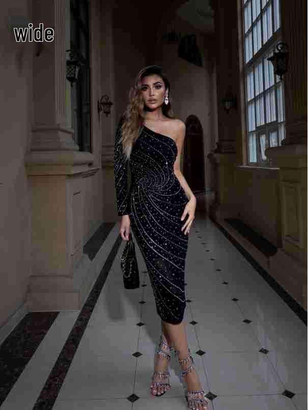 High-End Women's One-Shoulder Slimming Dress with Rhinestone Detail