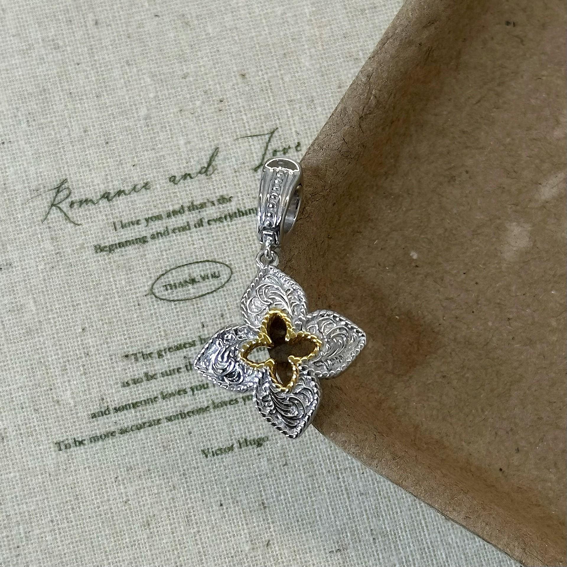 

S925 Sterling Silver Two-Tone Arabesque Clover Pendant Necklace for Men and Women - High-End Fashion Light Luxury. S925 Silver