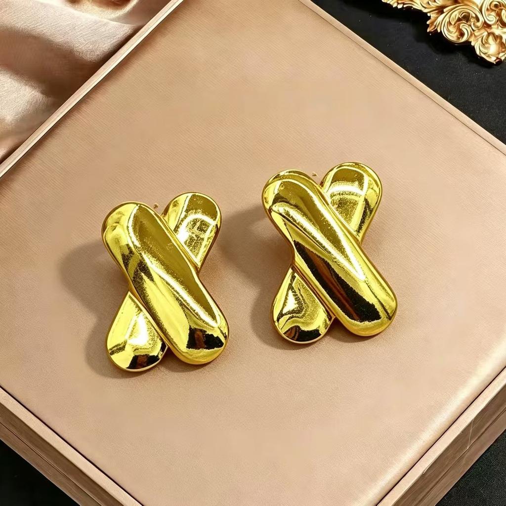 Stainless steel high-end gold earrings, niche design light luxury metal studs, temperament earrings