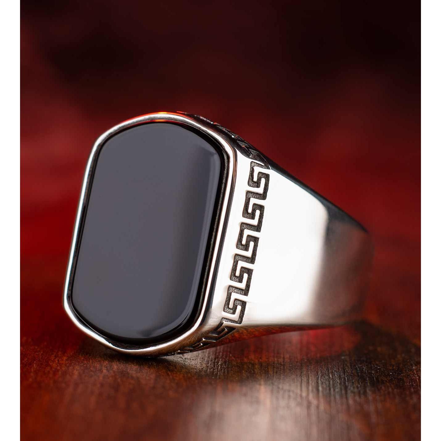 

Простая модель мужского кольца из стерлингового серебра с черным ониксом