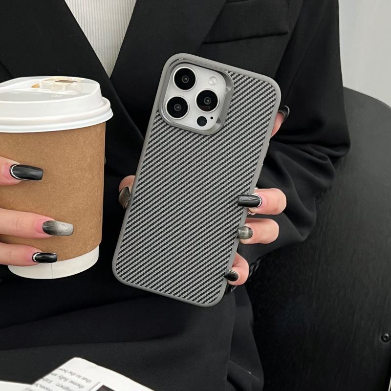 

iPhone 15 Pro Max Skin-Feel Water Sticker металевий корпус із текстурою вуглецевого волокна Kevlar iPhone 15 Pro сірий колір