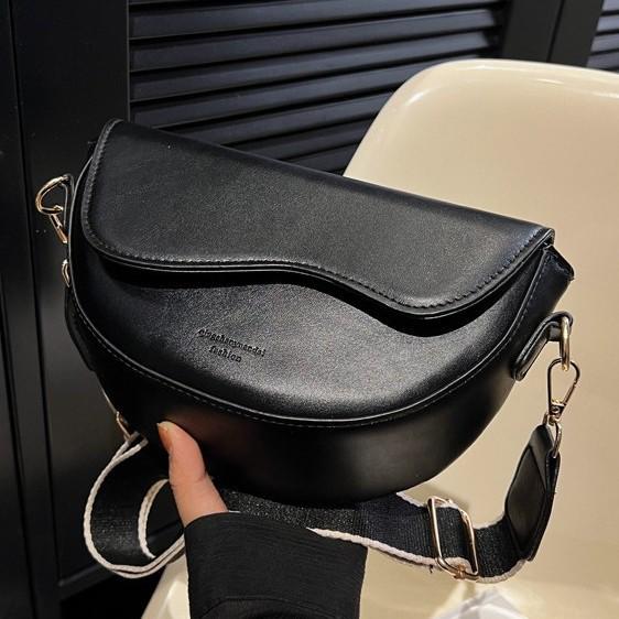 

Women s High-Quality PU Evening Baguette Shoulder Bag - European & American Retro Saddle Crossbody.