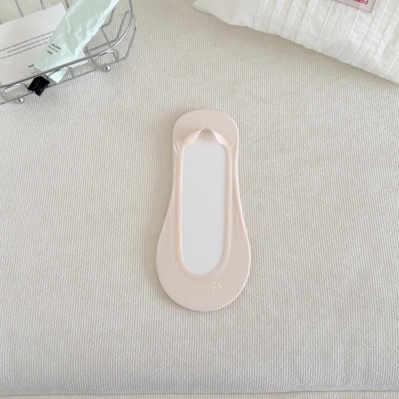 Women's Ultra-Thin Ice Silk Ankle Socks: Low-Cut, Anti-Slip Silicone Heel, Invisible for High Heels.
