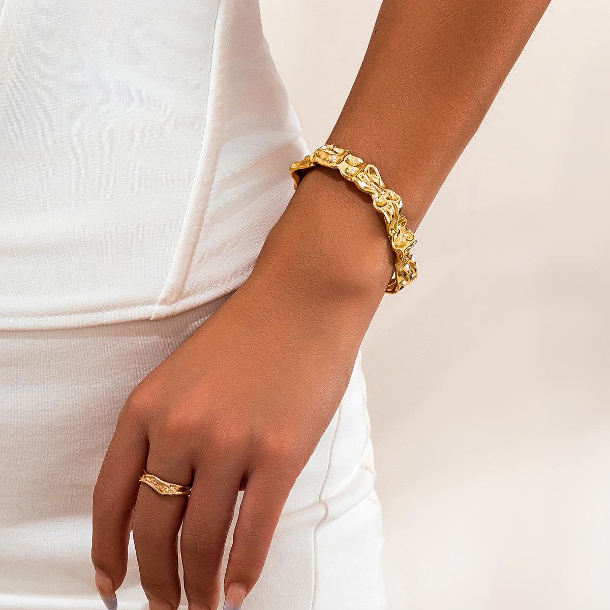 

Европейско-американский браслет из неровного лавового металла: Стильный текстурированный открытый браслет для женщин