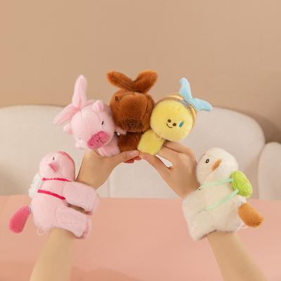 Internet-Star Kapibara Armband-Schnapp-Plüschtier grenzüberschreitendes kreatives Kapibara-Puppe wedelnder Schwanz liegt auf dem Handgelenk