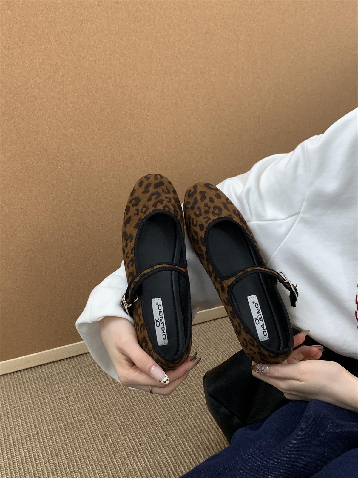 

Flat-bottomed gentle evening single shoes women s 2025 new retro suede one-word Mary Jane shoes soft-soled small red shoes 39 леопардовий