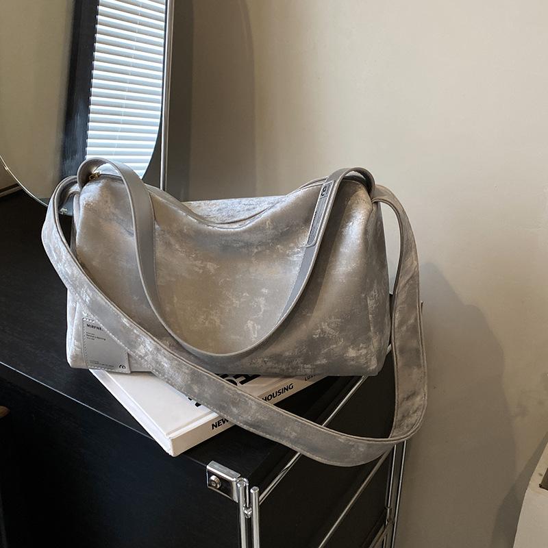 

Premium sense large capacity underarm bag 2025 new pillow bag versatile shoulder bag travel messenger bag серебряный