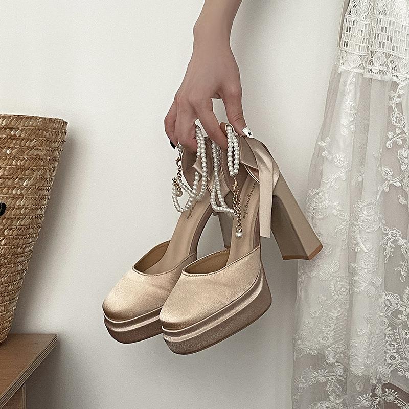 Båge temperament högklackar dam 2025 vår ny bär vattentät bord mode fransk superhög klack sandaler tidvatten