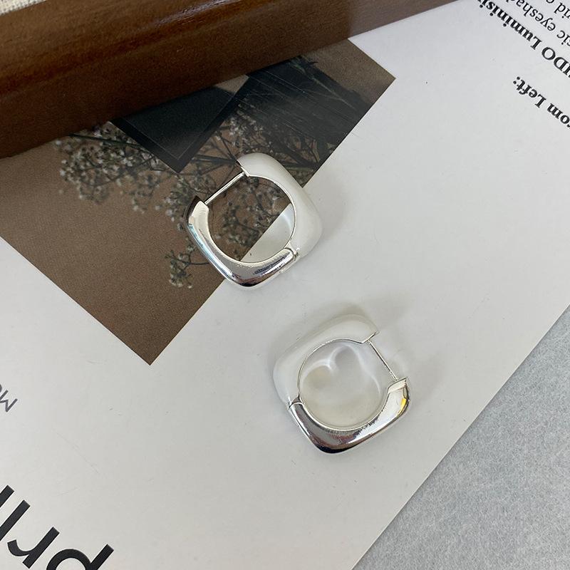 Metal Esmalte Blanco Empalme Plata Simple Hebilla de Oreja Diseño Nicho Pendientes Versátiles para Mujer de Alta Gama para Viajeros