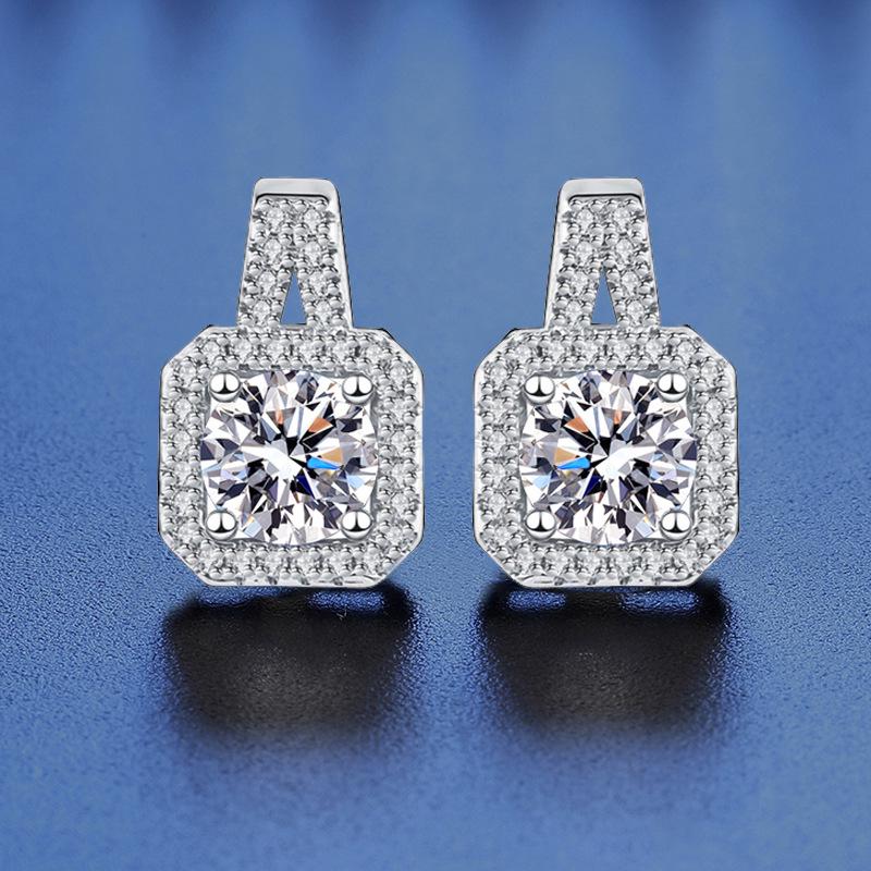 

Элегантные серьги-пусеты из стерлингового серебра с муассанитами огранки «принцесса» - 1 карат 1 Carat [Cubic Zirconia]