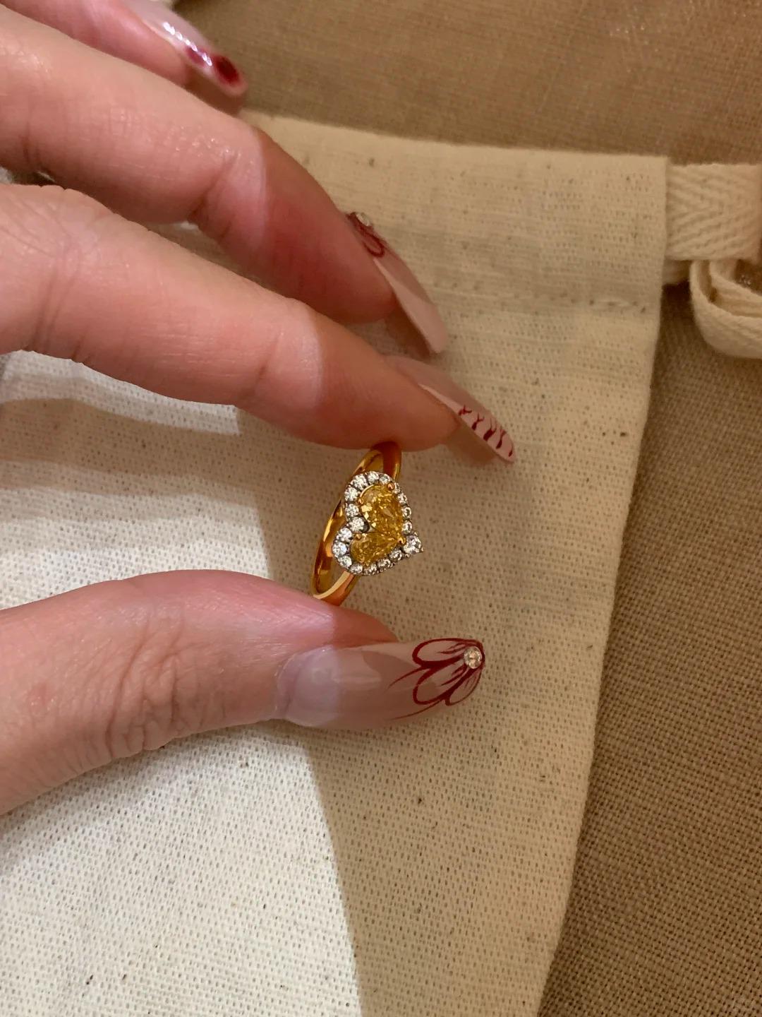 Xiaohongshu Bestseller: Super Sparkly Diamond Heart Ring for Women - Korean Design, Niche, Light Luxury. Adjustable Opening