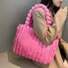Damen-Plüsch-Tragetasche mit großem Fassungsvermögen, flauschige Schulter-Handtasche, stilvolle geräumige Crossbody-Tasche, weiche flauschige vielseitige gepolsterte Tasche