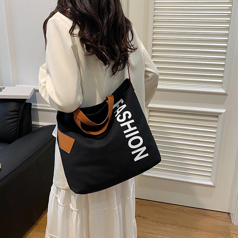 Eye-catching Large Capacity Canvas Tote Bag With Inner Pocket For Practical Daily Use And Commuting