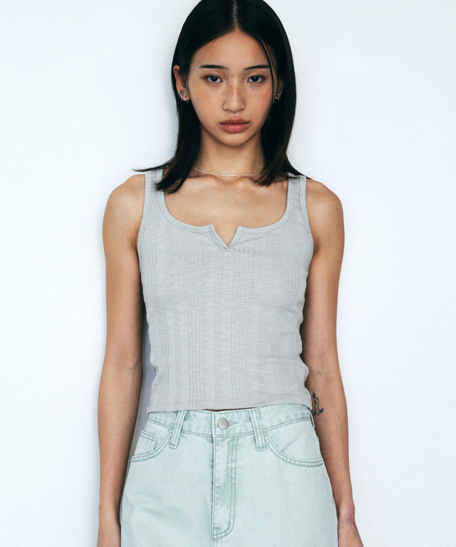 Nive Minimal Slit Point Sleeveless (Light Khaki) Free