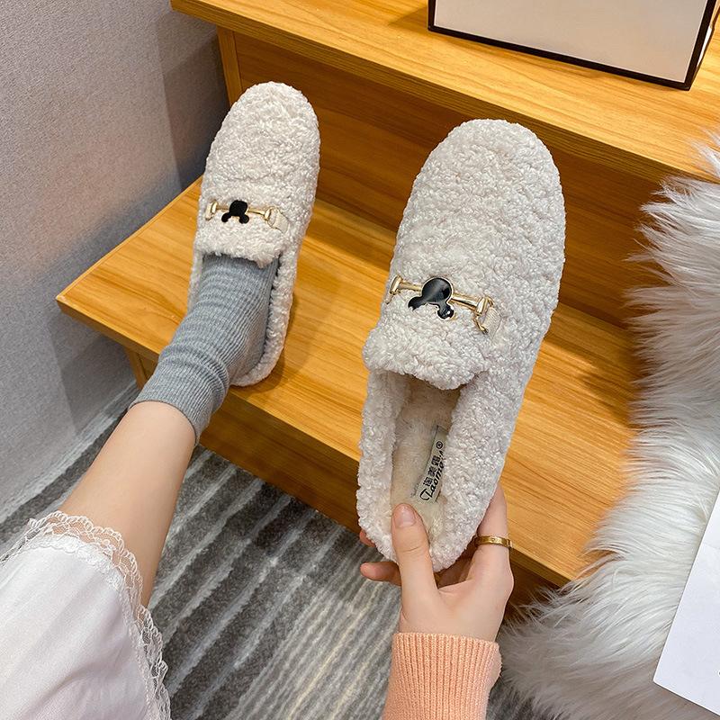

Wool slippers women s outer wear 2025 new autumn flat-bottomed fairy shoes lamb wool fashion large size bag head half drag warmth 34 белый