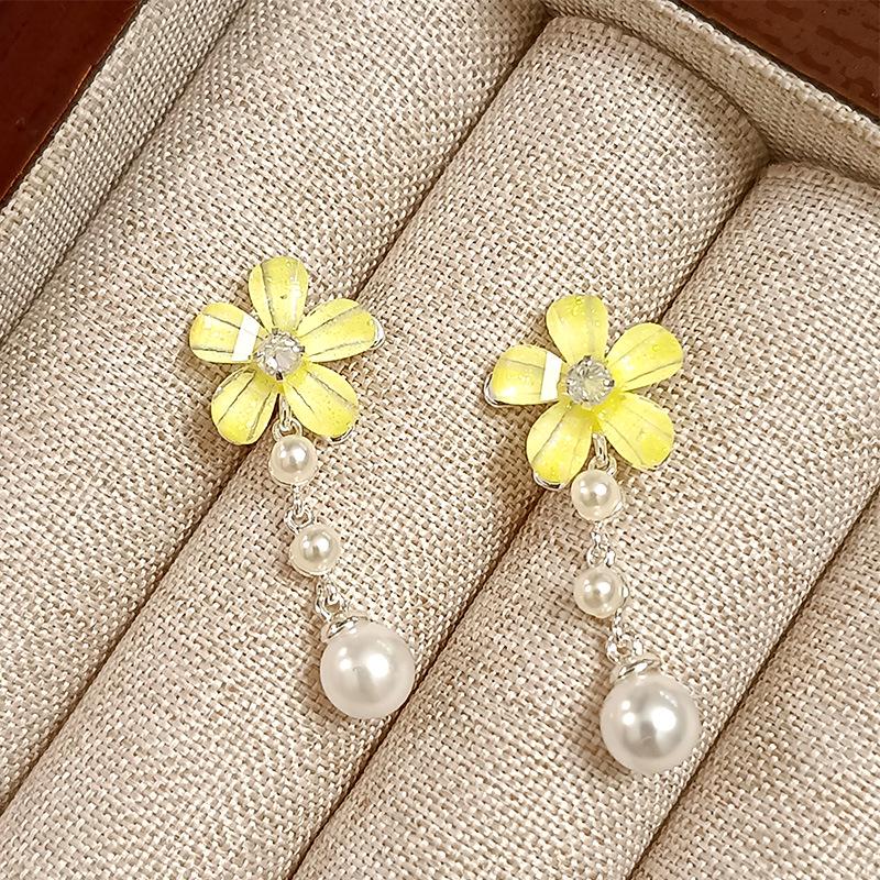 Fresh Flower Pearl Resin Earrings - Stylish, Lightweight, Cute & Luxurious