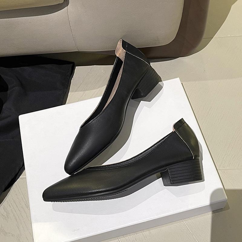 Leather single shoes thick heel 2025 new versatile fairy wind ladyshoes shallow mouth middle heel size women's shoes grandma shoes versatile
