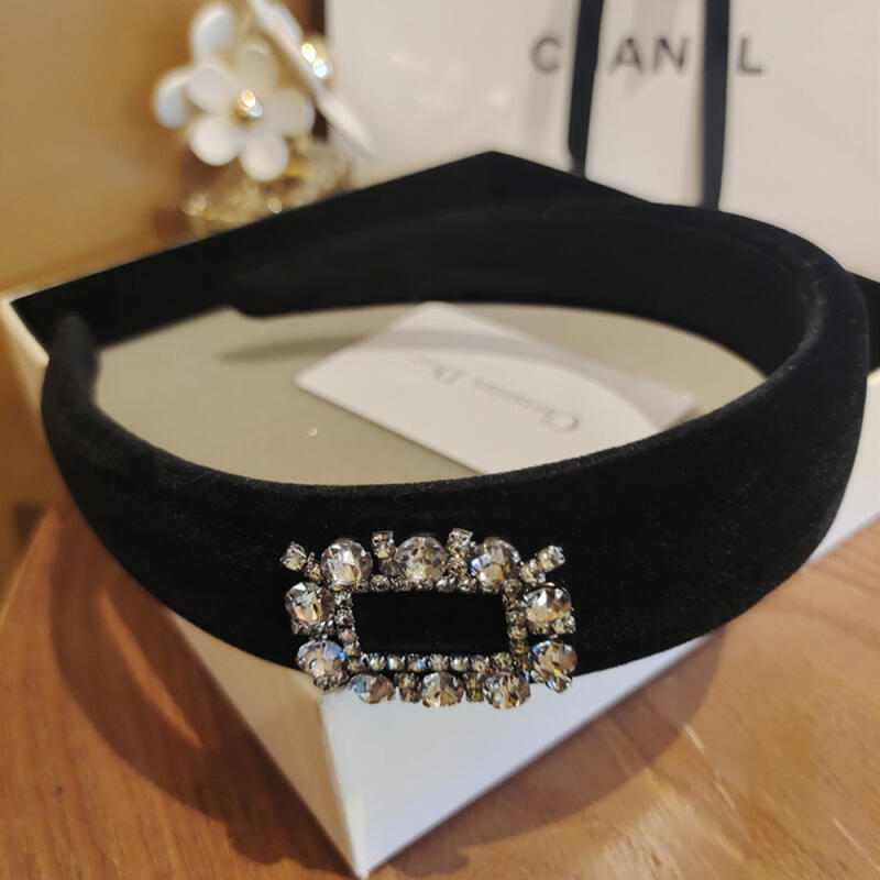 Hole-in-one velvet cubic point wide hairband headband black