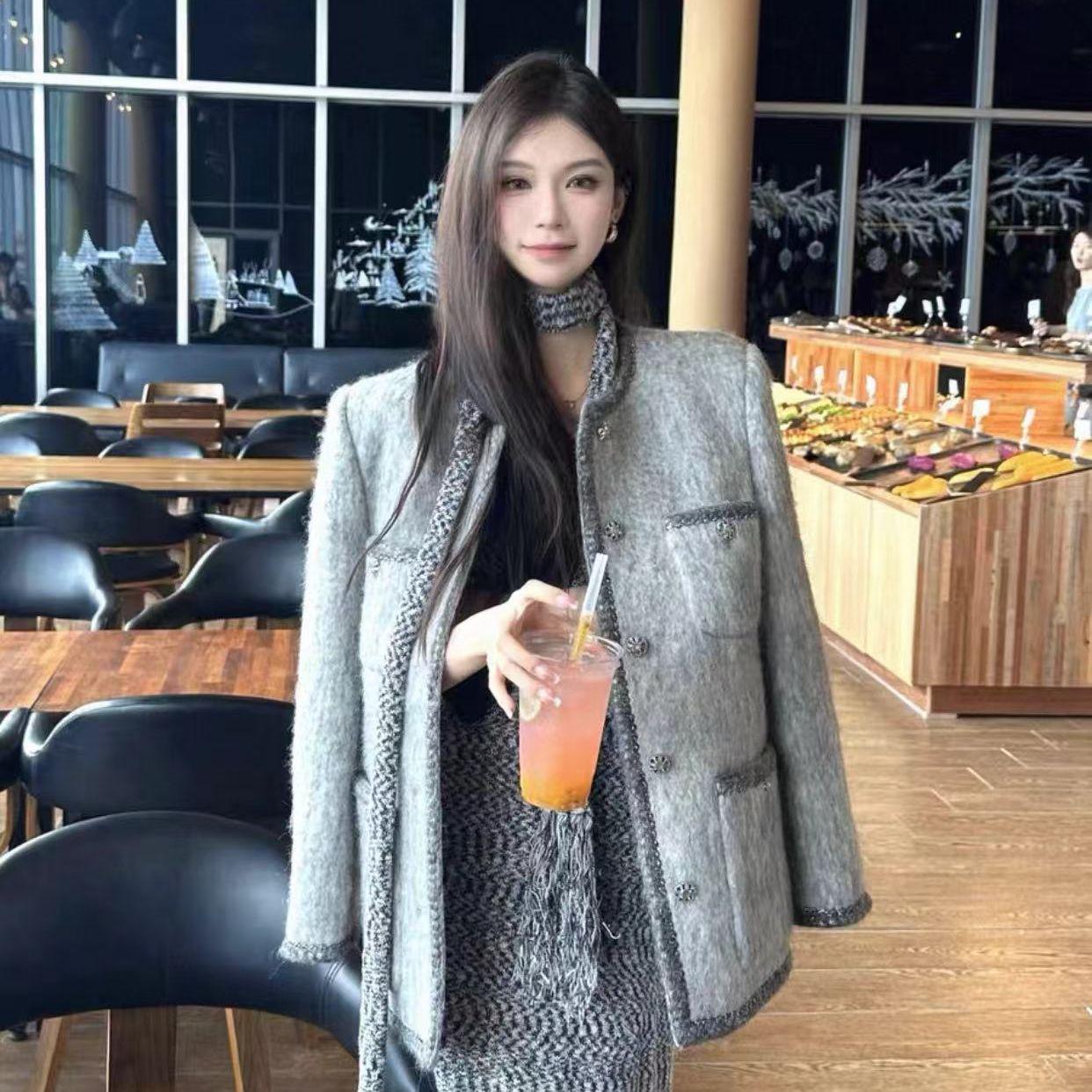 

Элегантное серое шерстяное пальто в французском стиле для миниатюрных женщин - Круглый вырез, средней длины, коллекция Осень/Зима 2025. Small