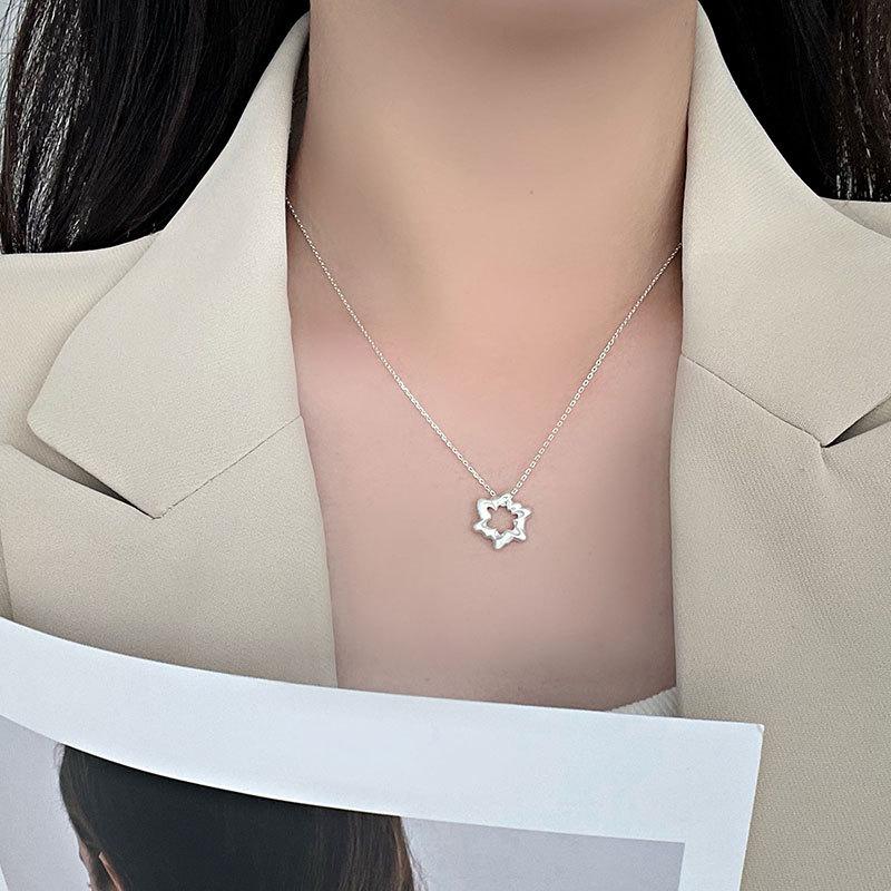 Hollow Out Flower Necklace, Light Luxury and Niche Design, Fashionable and Personalized, Versatile and High-end Neckwear