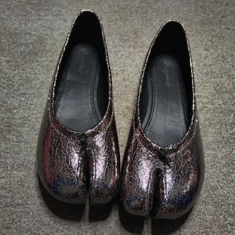 Split-toed Shoes Women's Retro Niche Design Light-mouth Flat-bottomed One-pedal Beanie Shoes Pig's Trotters Burst Silver Single Shoes
