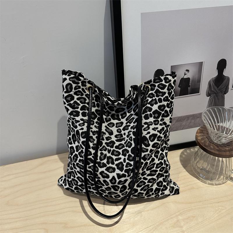 

Fashionable Casual Large Size Tote Bag For Women In Elegant White And Khaki Colors білий