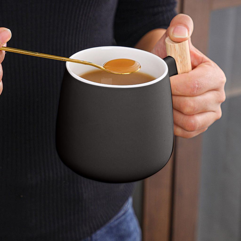 Sada keramických hrnků s dřevěnou rukojetí (hrnek + víčko + lžička)