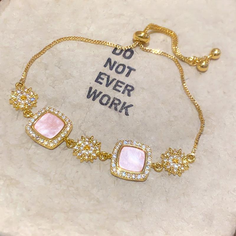 Браслет с квадратным подвесом из циркона с покрытием из 18-каратного золота: Изысканный ретро-браслет для женщин - Легкая роскошь, высококачественное ювелирное изделие