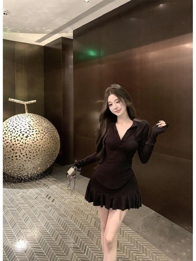 French Pure Desire Spicy Girl Black Dress Two-Piece Set: Autumn/Winter 2026, Waist-Cinched Short Skirt for a Chic Look.