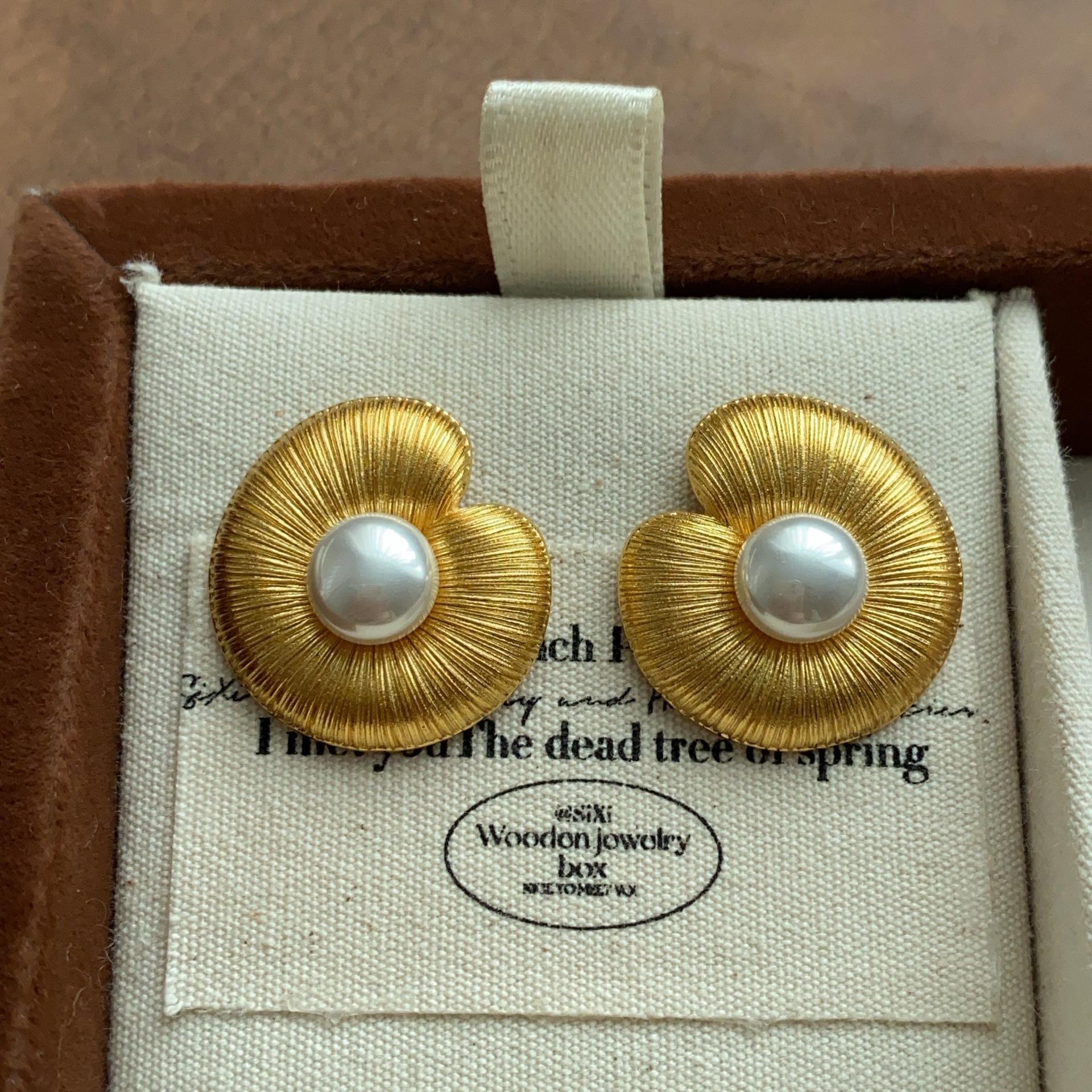 Minimalist Romantic Shell Pearl Stud Earrings Brushed Retro Earrings