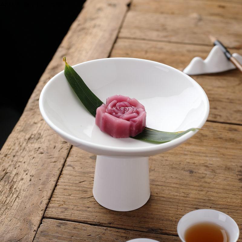 

Белая керамическая тарелка с высокими ножками, поднос для закусок и сухофруктов, круглая тарелка для фруктов, поднос для столовых приборов, тарелка для десертов, форма для торта