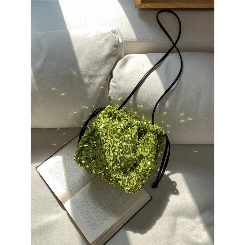 Portable bucket bag, women's premium pull rope pleated shoulder messenger bag, women's fashion color sequin bag