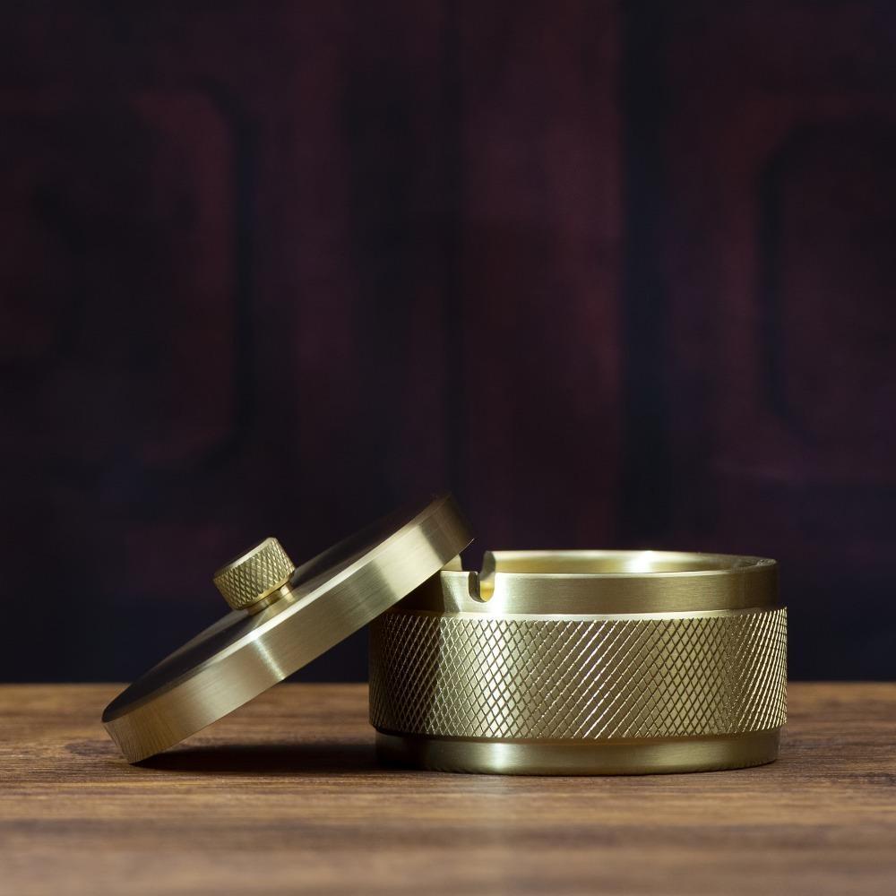 Creative Scandinavian Style Elegant Brass Ashtray with Lid Anti-Fly Traditional Design Decor Luxury Office Car Ashtray Accessory