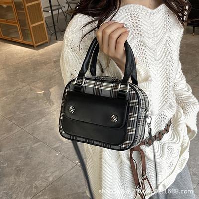 High-end Niche Bowling Bag Women's New Fashion Messenger Bag Casual Portable Small Square Bag