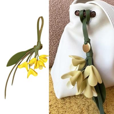 Elegante Portachiavi Pendente in Pelle PU Design Realistico di Fiori di Osmanthus Artificiali Per Borse Zaini e Accessori