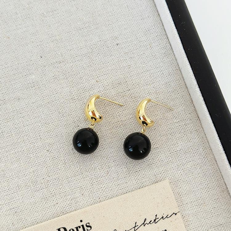Black Pearl Retro Stud Earrings: Simple, Elegant, and Versatile.