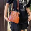 Vintage PU Leer Geïnspireerde Mini Schoudertas voor Dames Beige met Gouden Gespsluiting Verstelbare Riem Stijlvolle Kleine Crossbody Tas