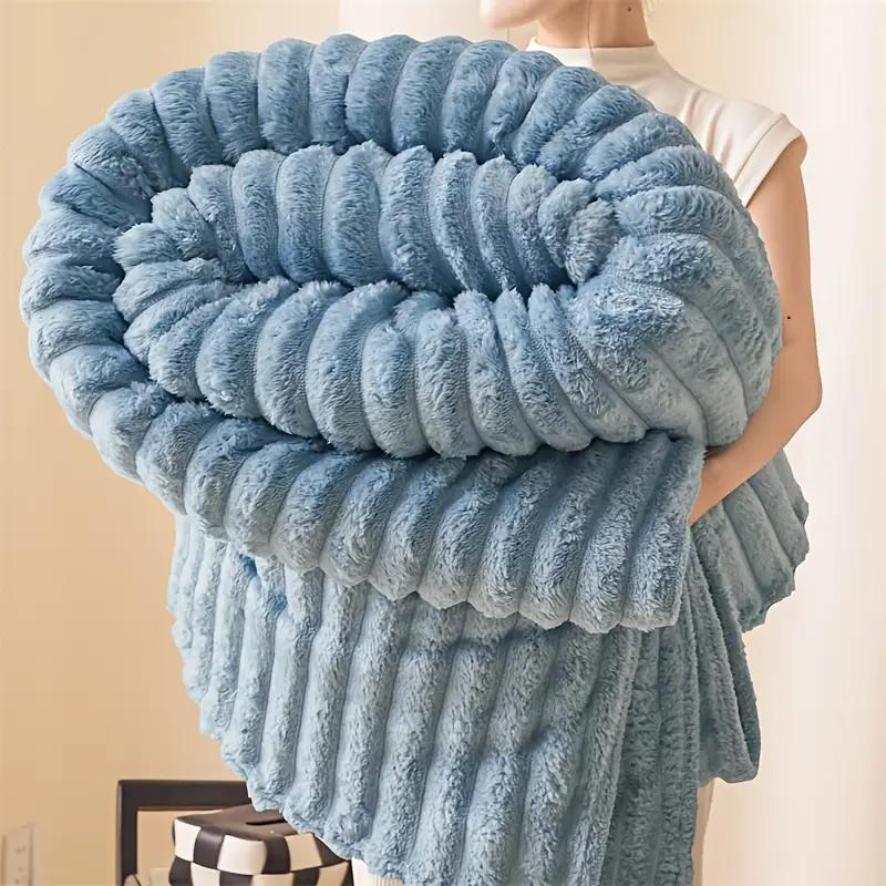 Koc z bardzo miękkiego pluszowego polaru 200*230cm - Przytulny beżowy flanelowy pled z prążkowaną teksturą, Można prać w pralce, Komfort na każdą porę roku do łóżka